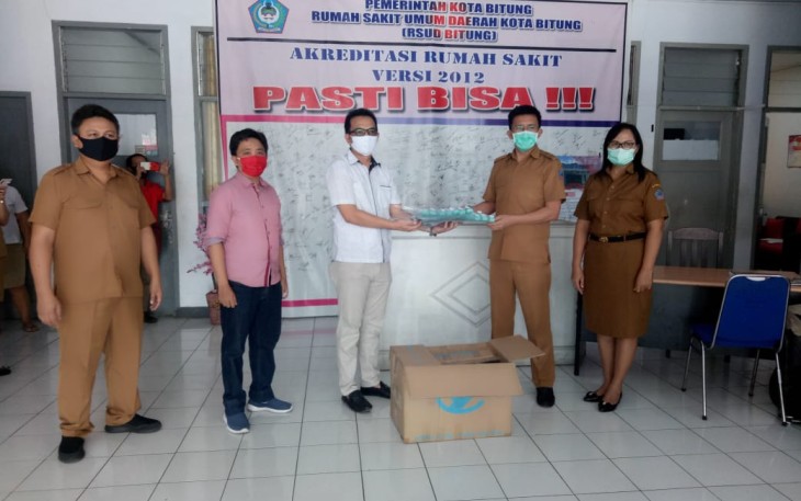 Deslie Sumampouw menyerahkan APD dan diterima langsung oleh direktur RSUD Bitung