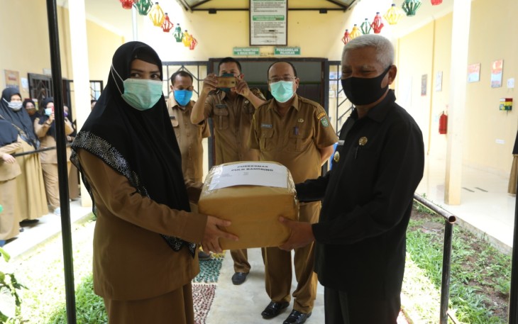 Bupati Asahan Kembali Serahkan Bantuan APD dari Provsu Kepada 6  Puskesmas