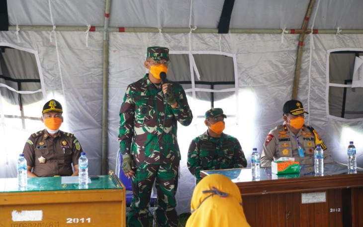 Danlanal saat mendampingi gubernur serahkan bantuan