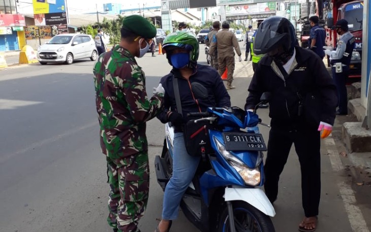 Anggota Koramil 06/KD Distribusikan Bantuan Dari Sicepat Syariah di Kalideres