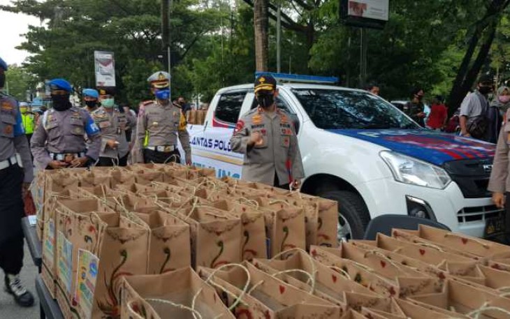 Polda Sultra Berbagi Takjil Ramadhan
