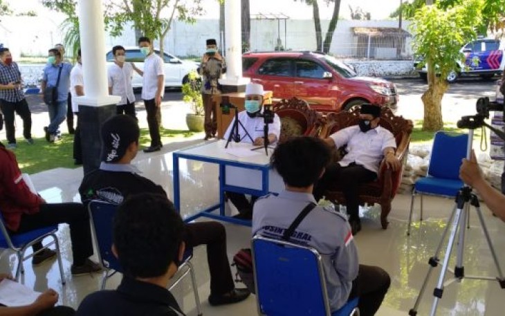 Wali Kota Bengkulu Helmi Hasan dan Wakil Wali Kota Bengkulu Dedy Wahyudi Berikan Langsung Bantuan Sembako Kepada Perwakilan Mahasiswa 