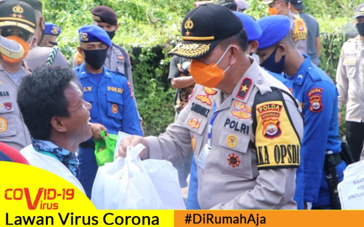 Kapolda Bengkulu Irjen Pol Drs. Supratman MH saat memberikan sembako ke salah seorang warga