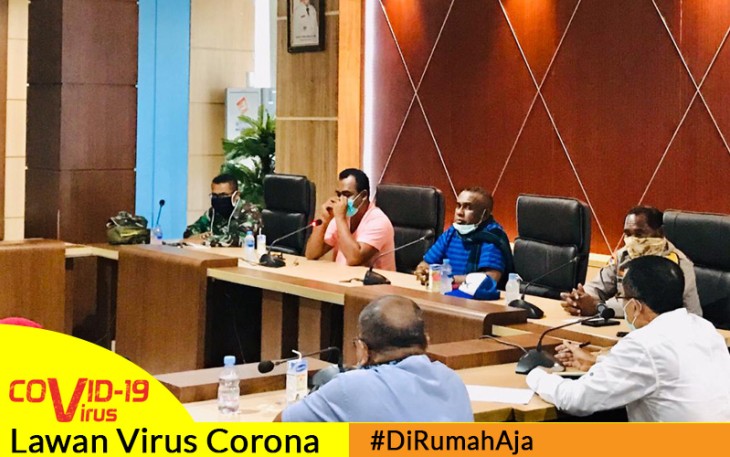  Pemkab Raja Ampat mengadakan rapat bersama Tim Satgas Covid-19 Raja Ampat di Aula Wayag Kantor Bupati