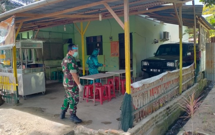 Asrama Kodim Labuhanbatu Disterilkan dengan Disinfektan