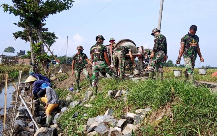 Tentara Masih Terus Berkutat Dengan Air Berlumpur