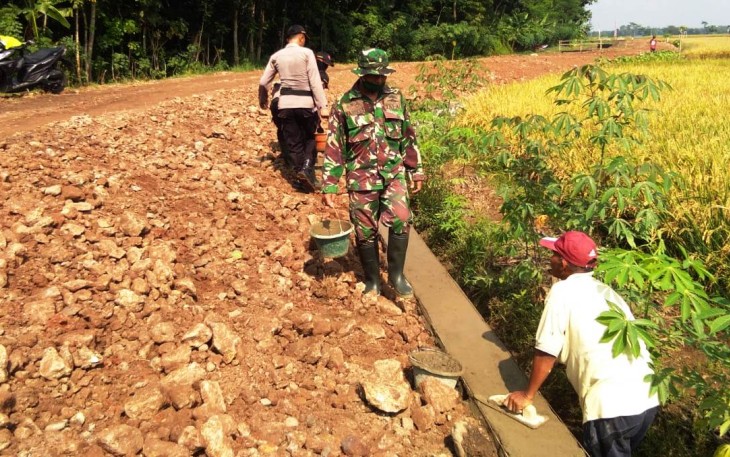 Sejumlah TNI bantu Tukang Profesional