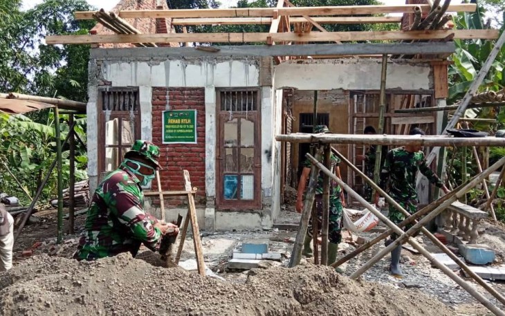  TNI Menghiasi Kayu Berkualitas di Rumah Suwarni