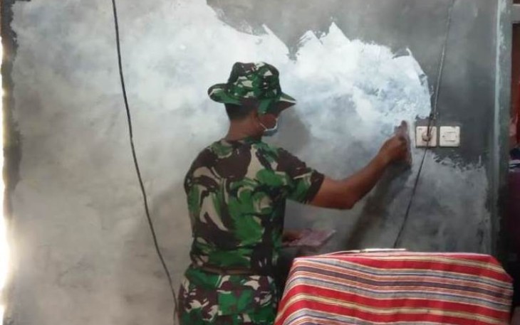 TMMD Reguler Pekalongan Terapkan Prosedural Rancang Bangunan Saat Pengecatan Rumah