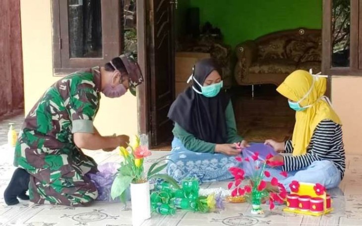Plastik Asyik Juga Dilatihkan Door to Door di Lokasi TMMD Reguler Pekalongan