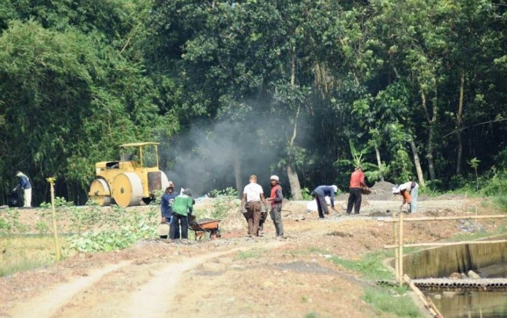 Cuaca Panas Adalah Sahabat Satgas TMMD Reguler Pekalongan Mengaspal Jalan