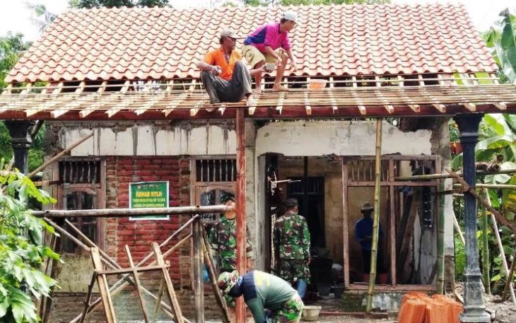Rehab Rumah Suwarni Hari Ke-19 TMMD Reguler Pekalongan Naik Genteng