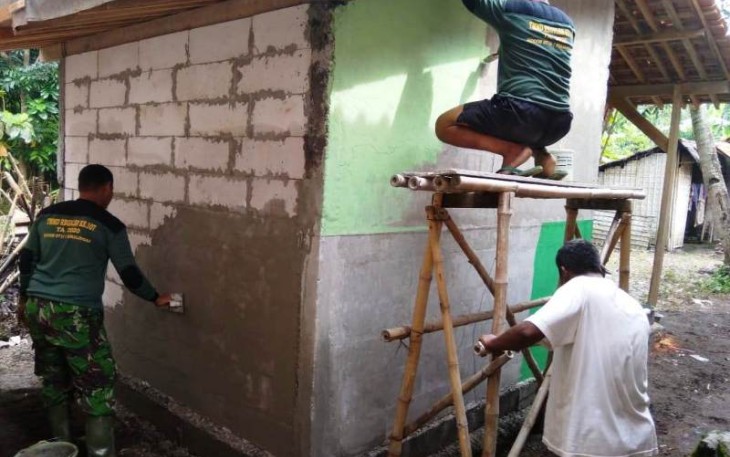 Satgas TMMD Reguler Pekalongan Sempurnakan Rumah Jaliteng Dengan Dwi Warna