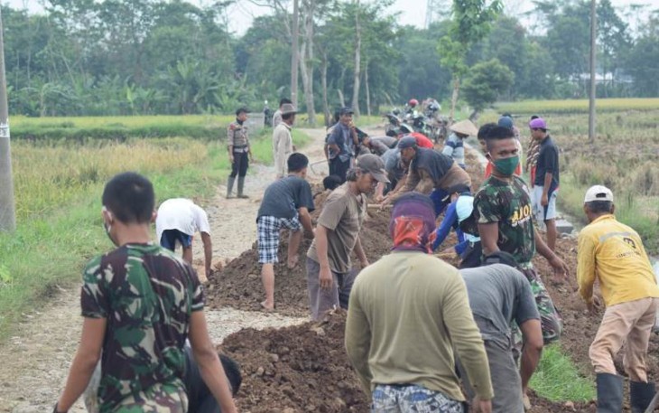 Semangat Pemuda Jlubang Pantirejo Membantu Satgas TMMD Reguler Pekalongan