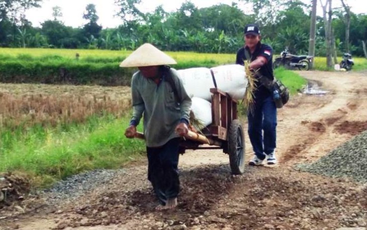 Kakek Yang Tak Sabar Inginkan Jalan TMMD Reguler Pekalongan Segera Jadi 