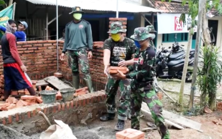 Pembuatan Pos Kamling TMMD Reguler Seperti Sulapan