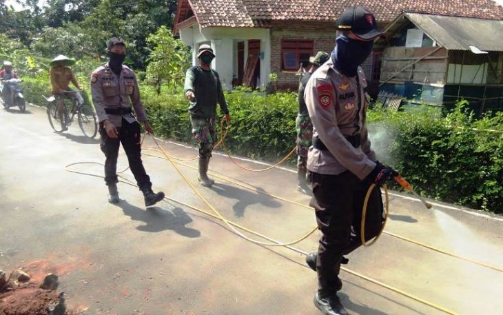 Penyemprotan Disinfektan Rutin Dilakukan di Lokasi TMMD Reguler Pekalongan