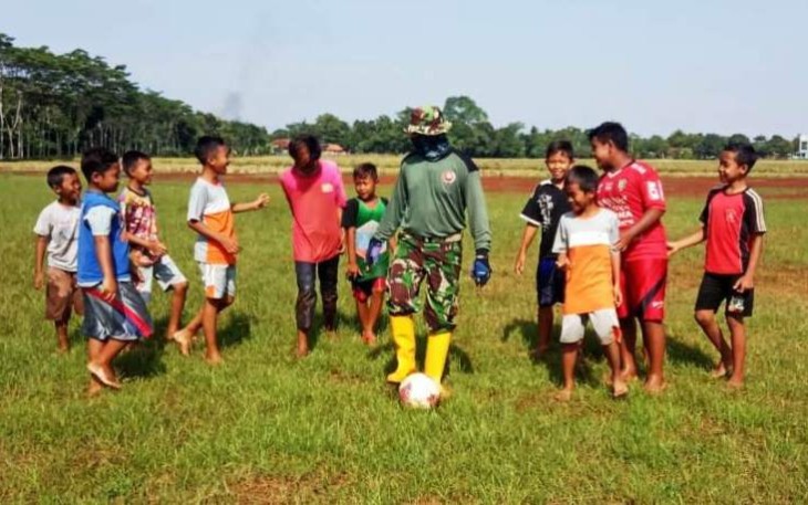 Anggota Satgas TMMD Reguler Pekalongan Sempatkan Dekati Anak-Anak Desa Dengan Sepakbola