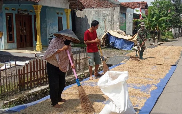 Penerangan Jalan Mulai Dipasang di Pos Kamling TMMD Reguler Pekalongan
