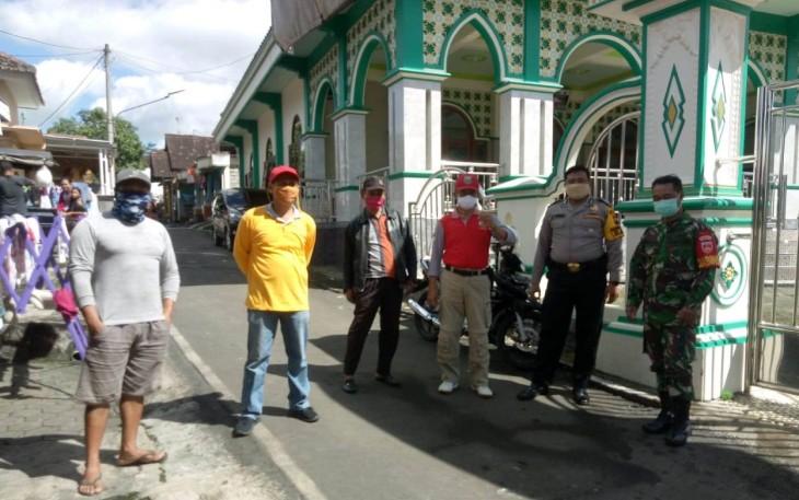 warga berjaga di akses masuk perkampungan 