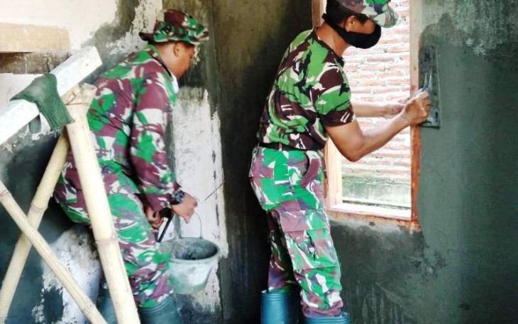 Anggota Satgas TMMD Reguler Pekalongan Fokus Pengacian Rumah Wiwik