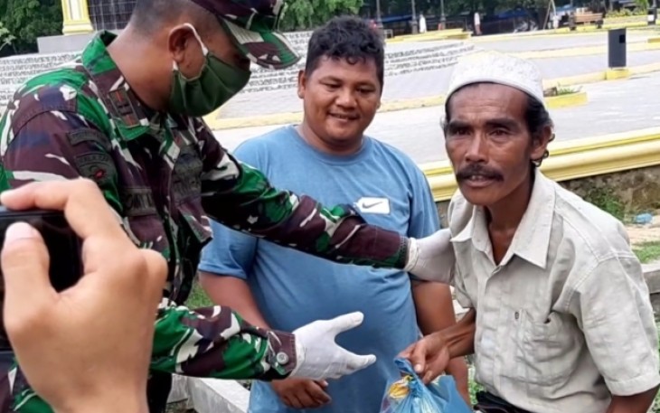 Lettu Inf Tommy Marsellino Joostenzt SThan Berikan Bantuan Sembako 