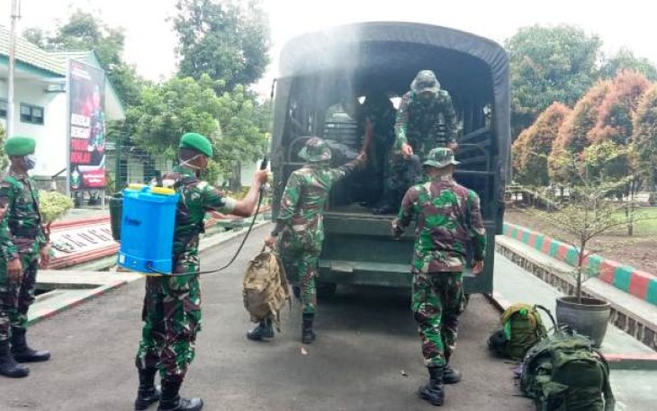 Prajurit Yonif 407 Disemprot Disinfektan