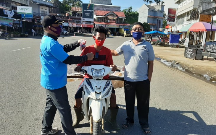 Rahmadi Center Bagikan Ribuan Masker Kain Pada Pengendara 
