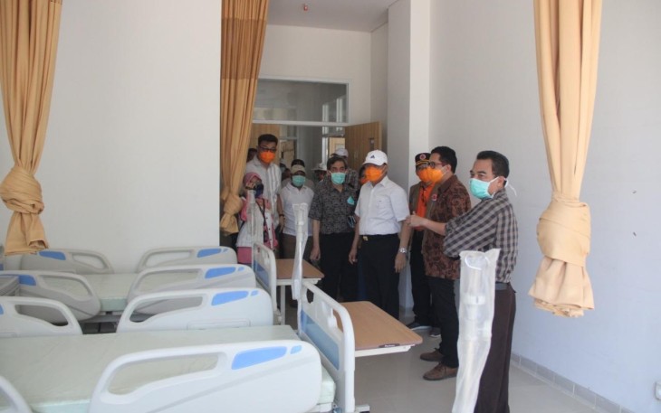 Gubernur Rohidin saat meninjau ruang perawatan PDP dan ruang isolasi pasien positif Covid-19 di Gedung Rawat Inap Fatmawati RSUD M. Yunus Bengkulu