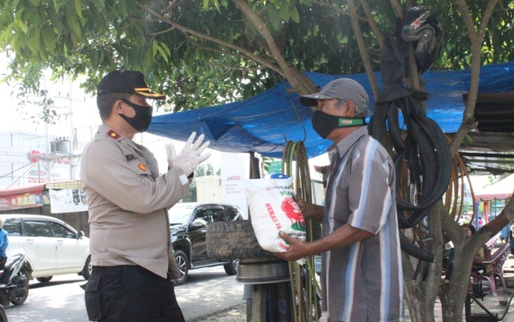 Waka Polres Labuhanbatu Kompol Muhd Taufik SE MH Bagikan Sembako Pada Pedagang di Seputaran Jalan Rantauprapat