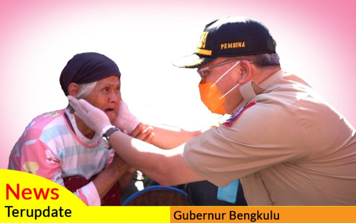 Gubernur Bengkulu Rohidin Mersyah saat berikan beras ke salah seorang pedagang