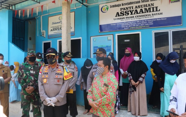 Wakapolda Kepri Brigjen Pol Drs H Yan Fitri Halimansyah MH saat berada di panti asuhan Assyaamil menyerahkan bantuan sembako