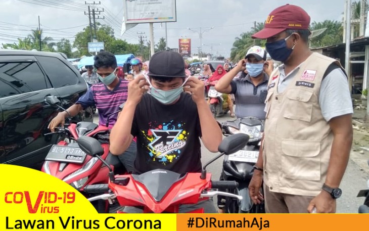 Pihak BFLF Aceh Singkil saat membagikan masker kepada para pengguna jalan di Rimo Kecamatan Gunung Meriah Aceh Singkil.