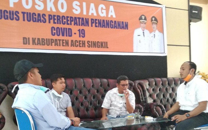 Ketua DPRK Aceh Singkil Hasanuddin Aritonang (tengah) bersama anggota dewan lainnya, saat mengunjungi posko Tim Gugus Tugas percepatan penanganan Covid-19 setempat.