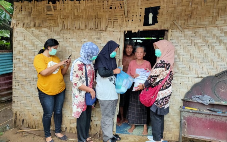 Persit Kodim 0209/LB Beri Bantuan Sembako Kepada Warakawuri dan Warga Kurang Mampu