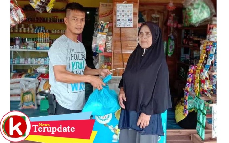 Tenaga Ahli Bupati Lingga Bidang Promosi dan Investasi Daerah Ady Indra Pawennari Salurkan Bantuan Sembako di Sungai Besar