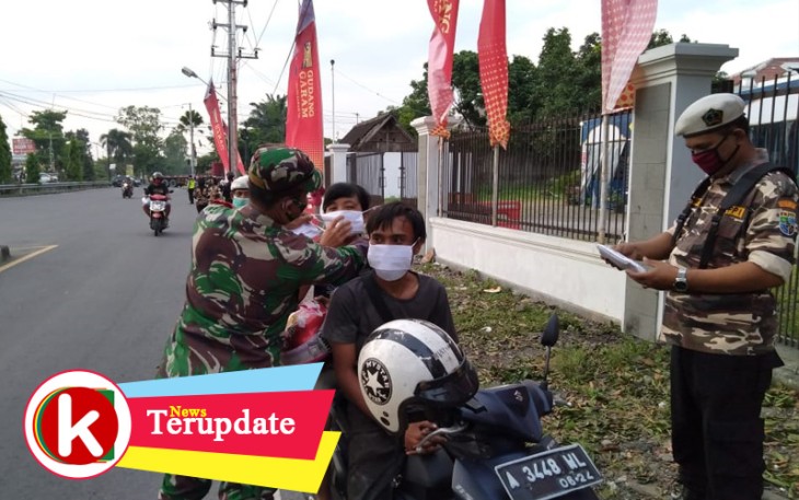 Babinsa Banjarsari Bersama FKPPI Bagikan Takjil dan Masker