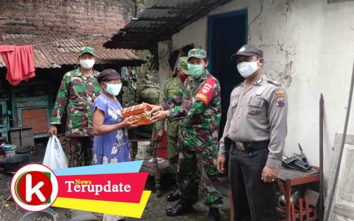 Danramil 03/Serengan dan Anggota Bersama Babhinkamtibmas dan Linmas Bagikan 500 Nasi Kotak kepada Warga