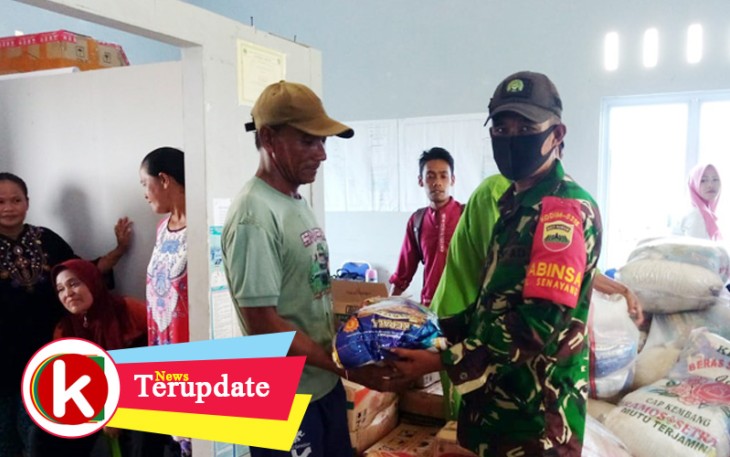 Babinsa dan Perangkat Desa Laboh Distribusikan Bantuan ke Warga