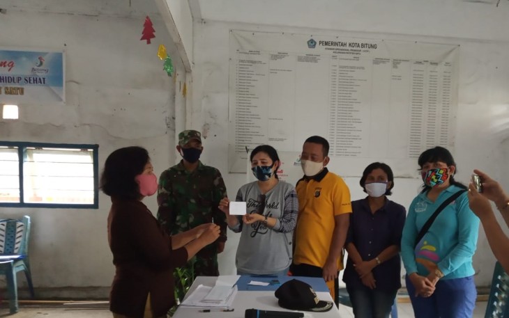 Lansia Kelurahan Pateten dua di saksikan lurah dan babinsa serta bhabinkamtibmas terima bantuan sosial tunai yang di serahkan oleh dinsos
