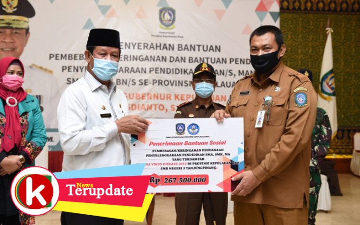 Plt Gubernur Kepri Isdianto Serahkan Bantuan SPP