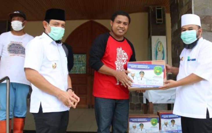 Wali Kota Bengkulu Helmi Hasan dan Wakil Wali Kota Dedy Wahyudi Serahkan Langsung Bantuan Sembako Pada Warga Yang Belum Dapat 