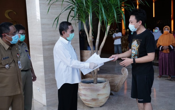 Bupati Haryanto melepas warga setelah dinyatakan negatif corona