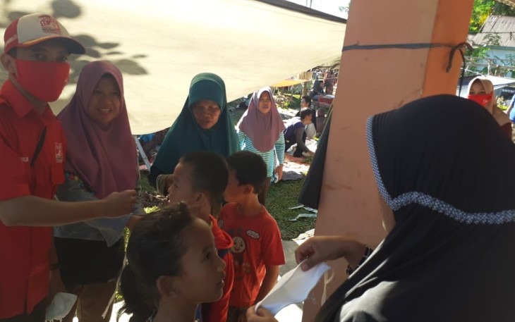 Ketua DPD PSI Kabupaten Seluma Agung Wahyudi Spd Bagikan Masker Kain Pada Warga 