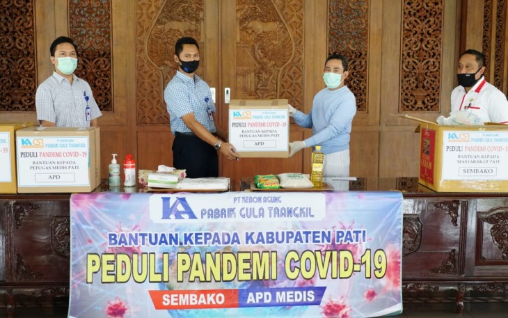 Bupati Haryanto ketika menerima sumbangan secara simbolis