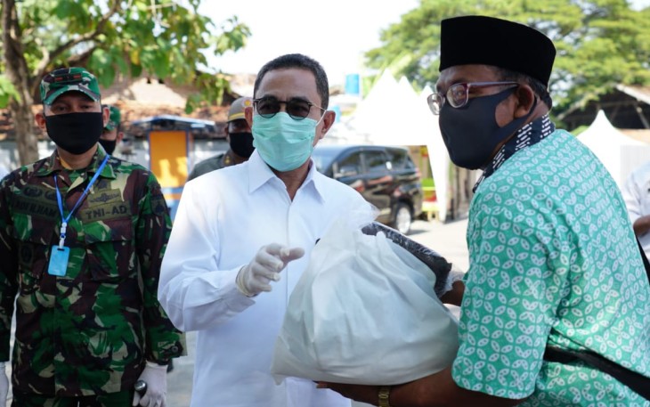 Bupati Haryanto membagikan bingkisan secara simbolis