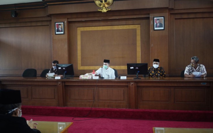 Bupati Haryanto dalam penyerahan bantuan kesejahteraan guru