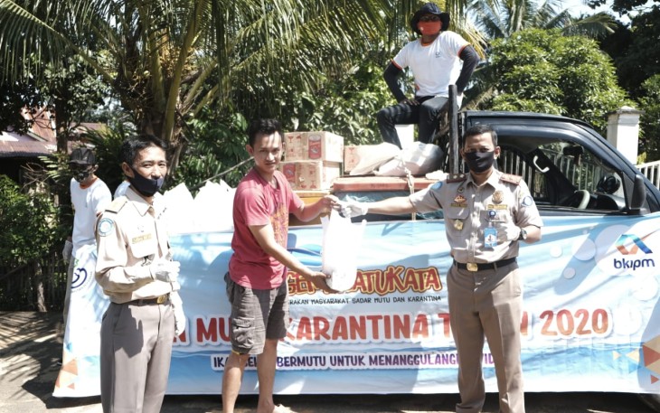 Kepala Stasiun KIPM Bengkulu Ardinan Pribadi SSt Pi Dan Jajaran Saat Memberikan Bantuan Baksos Kepada Masyarakat Bengkulu