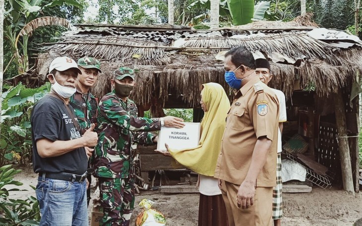 Babinsa Berikan Bantuan ke Janda Tua