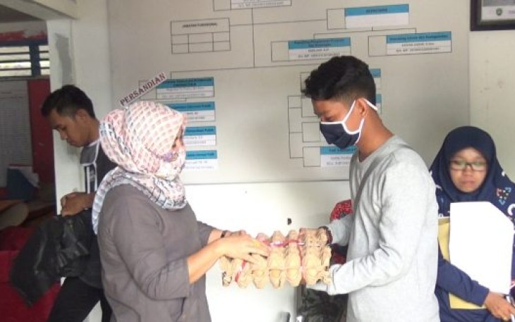 Dinas Kominfosan Kota Bengkulu Berbagi Sembako Untuk Pegawai
